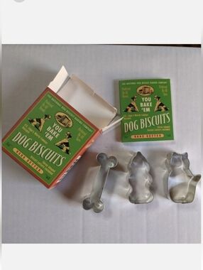 🥳 HP!! 🥳 2/$18 VTG NWT You Bake 'Em Dog Biscuit Cookie Cutters & Recipe Book